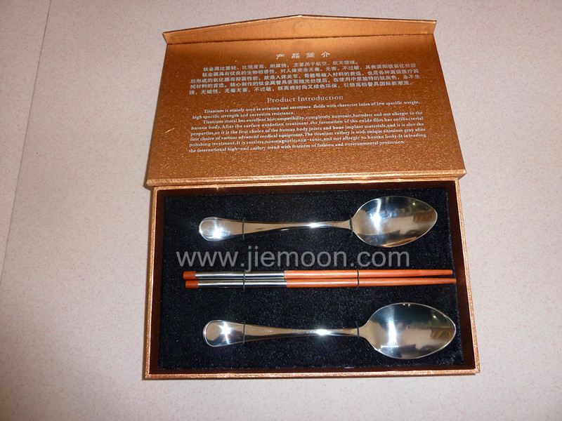 Titanium tableware